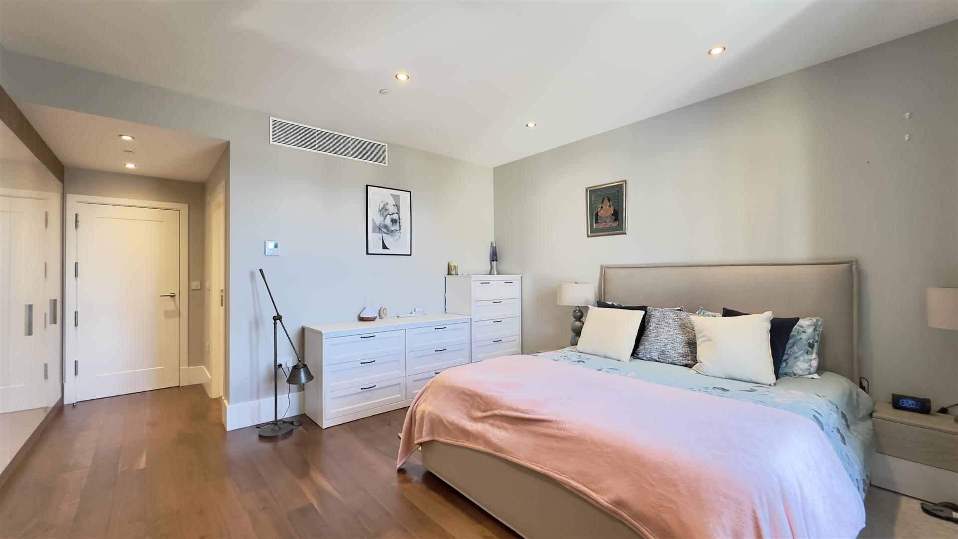 Image of Apartment - 4 Bedrooms - 3 Bathrooms for Rental in Midtown-Gibraltar, Image 11